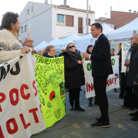 Una protesta contra la  incineradora de residus durant una visita del conseller d'Agricultura, Òscar Ordeig