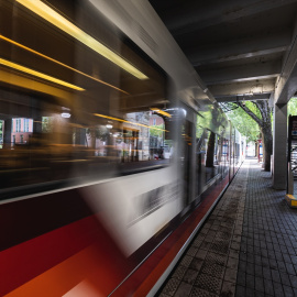 Un tren pasa por una estación de Estados Unidos.