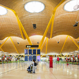 Una turista observa los paneles de la Terminal 4 del Aeropuerto Adolfo Suárez-Madrid Barajas.