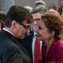 El presidente de la Generalitat de Cataluña, Salvador Illa, saluda a la vicepresidenta primera y ministra de Hacienda, María Jesús Montero, tras una conferencia económica en el Círculo de Bellas Artes, a 20 de marzo