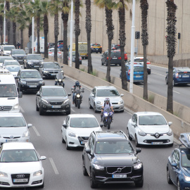 Cues de vehicles circulant per la Ronda de Dalt de Barcelona