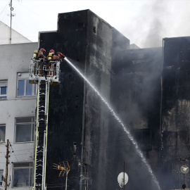 Bomberos trabajando para extinguir el incendio, a 16 de abril de 2025, en Castelló, (País Valencià).