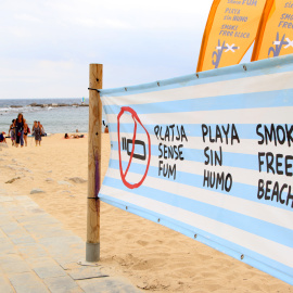 Un cartell en un dels accessos de la platja Nova Icària indica que és una platja lliure de tabac