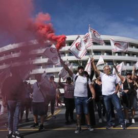 Trabajadores de la hostelería y los alojamientos turísticos de la provincia de Santa Cruz de Tenerife se manifiestan este jueves frente a los principales hoteles del municipio de Adeje, uno de los más turísticos de la isla, durante la huelga convocada por los sindicatos para Semana Santa para exigir mejoras en sus condiciones laborales.