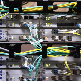 Cables i connexions a les instal·lacions del Centre de Telecomunicacions i Tecnologies de la Informació (CTTI).