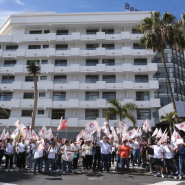 ADEJE (TENERIFE), 17/04/2025.- Trabajadores de la hostelería y los alojamientos turísticos de la provincia de Santa Cruz de Tenerife se manifiestan este jueves frente a los principales hoteles del municipio de Adeje, uno de los más turísticos de la isla, durante la huelga convocada por los sindicatos para Semana Santa para exigir mejoras en sus condiciones laborales. EFE/Alberto Valdés
