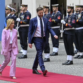 La primera ministra italiana, Giorgia Meloni (izq.), recibe al vicepresidente de Estados Unidos, James David Vance (der.), durante su encuentro en el Palazzo Chigi en Roma, Italia, el 18 de abril de 2025. EFE/EPA/RICCARDO ANTIMIANI