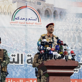 El portavoz militar de los hutíes, Yahya Sarea, durante una protesta contra los ataques aéreos de EEUU.