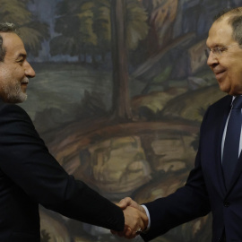 El ministro de Asunto Exteriores de Rusia, Sergei Lavrov, a la izquierda, saluda a Abbas Araghchi, ministro de AsuntosExteriores de Irán, en su reunión en Moscú. E