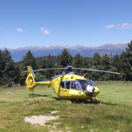 Un helicòpter dels Bombers de la Generalitat en un rescat de muntanya, en una imatge d'arxiu.