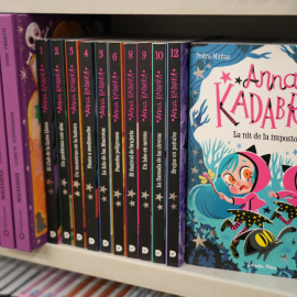La saga 'Anna Kadabra', exposada en una llibreria.