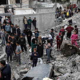13 de abril de 2025, Territorios Palestinos, Jabalia: Residentes palestinos y equipos de defensa civil realizan labores de búsqueda y rescate en un edificio atacado por el ejército israelí en Jabalia, en el centro de la Franja de Gaza.Foto: Omar Ashtawy/APA Images vía ZUMA Press Wire/dpa.