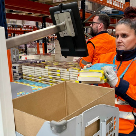 Treballadors al nou magatzem central de Penguin Random House, ubicat a Cerdanyola del Vallès i inaugurat el març.