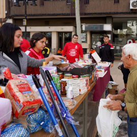 Voluntarios reparten comida en Aldaia, Valencia, el 9 de noviembre de 2024.