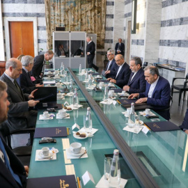 El ministro iraní de Exteriores, Abás Araqchí y su homólogo italiano, Antonio Tajani, mantienen un encuentro en Roma junto a sus respectivos equipos.