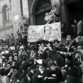 Sentada de estudiantes. Fotograma del documental 'La conquista de la democracia'. RTVE