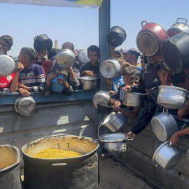 JAN YUNIS (GAZA), 19/04/2025.- El miedo a morir de hambre es una realidad que empieza, cada vez más, a acorralar a la población gazatí sin acceso a comida ante el veto impuesto por Israel a la entrada de camiones con ayuda humanitaria, desde hace ya más de un mes, y que se ve obligada a aferrarse a los pocos comedores benéficos todavía operativos en el enclave palestino para poder sobrevivir. EFE/ Ahmad Awad