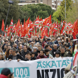 PAMPLONA, 20/04/2025.- Manifestación de EH Bildu que ha tenido lugar este domingo en Pamplona con motivo de la celebración del Aberri Eguna (día de la patria vasca) en capital navarra. EFE/Villar López