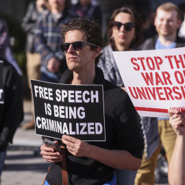 Imagen de las protestas contra los ataques de Trump a las universidades en Nueva York, a 17 de abril de 2025, con motivo del Día Nacional de Acción por la Educación Superior.