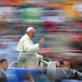 El papa Francisco saluda en una foto de archivo.