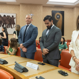 Luis 'Alvise' Pérez Fernández, líder de la agrupación Se Acabó la Fiesta, escoltado por los eurodiputados Diego Solier y Nora Junco, en el Congreso de los Diputados, a 1 de julio de 2024.