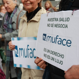 Varios funcionarios se concentran ante la sede provincial de Muface, a 22 de enero de 2025, en Sevilla.