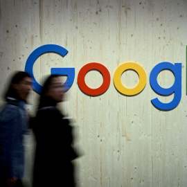 Imagen de archivo de varias personas caminando junto a un logotipo de Google, en Hannover, a 22 de abril de 2024.