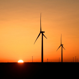 Imagen de un parque eólico al atardecer, a 12 de febrero de 2019.