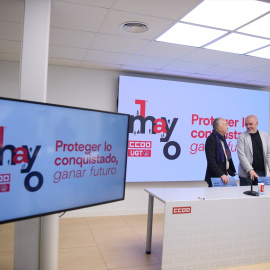 Los secretarios generales de UGT y CCOO, Pepe Álvarez (i) y Unai Sordo (d), en una rueda de prensa por la celebración del Primero de Mayo, Día del Trabajador, en la sede de CCOO, a 21 de abril de 2025, en Madrid (España).