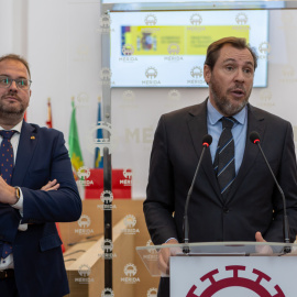 El ministro de Transporte, Óscar Puente, atiende a los medios de comunicación tras visitar las obras en la N-630 a su paso por Mérida, a 14 de abril de 2025.