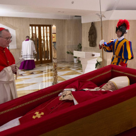 El cadáver del papa Francisco con el féretro abierto junto al camarlengo en el Vaticano.
