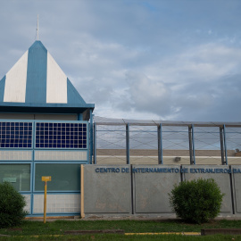 (Foto de ARCHIVO)Fachada del Centro de Internamiento de Extranjeros (CIE) de la Zona Franca en Barcelona.