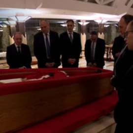 Primeras imágenes del papa Francisco en el féretro en la Casa Santa Marta