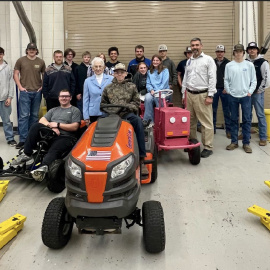 La congresista republicana y presidenta del Comité de Reglas de la Cámara de Representates de los Estados Unidos, Virginia Foxx, en una visita a la High School’s Career & Technical Education