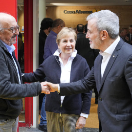 L'alcalde de Barcelona, Jaume Collboni, saluda a la presidenta d'Abacus, Maravillas Rojo, i al president d'Abacus Futur, Jaume Roures, en la seva arribada a Casa Abacus.