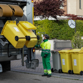 Un operario de recogida de residuos en Madrid (España), a 16 de abril de 2020.