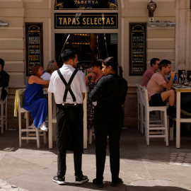 Foto de archivo de dos camareros en un restaurante.