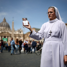 Una monja sostiene un retrato del papa Francisco.