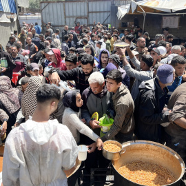 Palestinos hacen cola para conseguir comida en un comedor benéfico del campo de refugiados en Nuseirat, en Gaza, a 15 de abril de 2025.