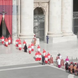 El féretro del papa Francisco llega en procesión a la basílica de San Pedro