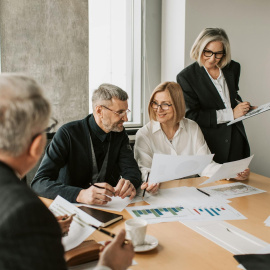Trabajadores en una reunión de empresa