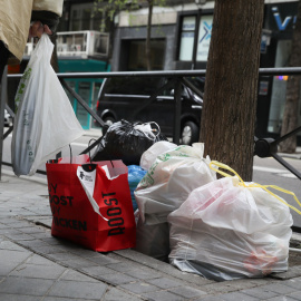 Vista de la basura acumulada en una calle de Madrid durante la huelga indefinida de recogida de residuos, a 22 de abril de 2025.