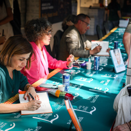 Diversos escriptors signant llibres durant la diada de Sant Jordi