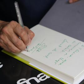 Sílvia Soler signant el seu darrer llibre en una de les parades de la superilla literària