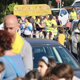 La manifestació per a reivindicar el manteniment del servei de bus escolar a l'escola Bellaterra arribant al centre