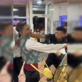 Instante en el que el concejal de Derechos LGTBIQ+ del municipio murciano de Lorquí, Víctor Sáez (PSOE), sufre una agresión homófoba.