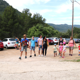 Un grup format per una família a l'aparcament de Mas de Forès preparats per anar d'excursió a la vall del Glorieta