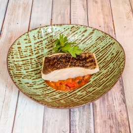 Imagen de un plato de bacalao con pisto.