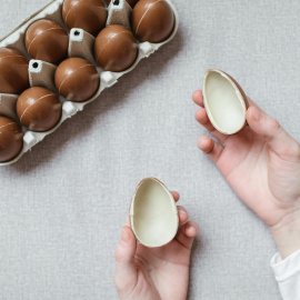 Imagen de huevos de chocolate.