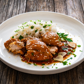 Imagen de un plato de pollo hawaiano.